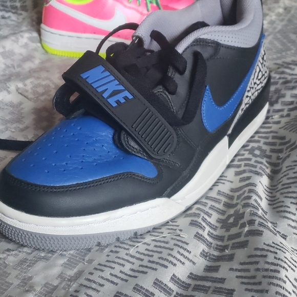 Sneakers - Picture 2 of 3